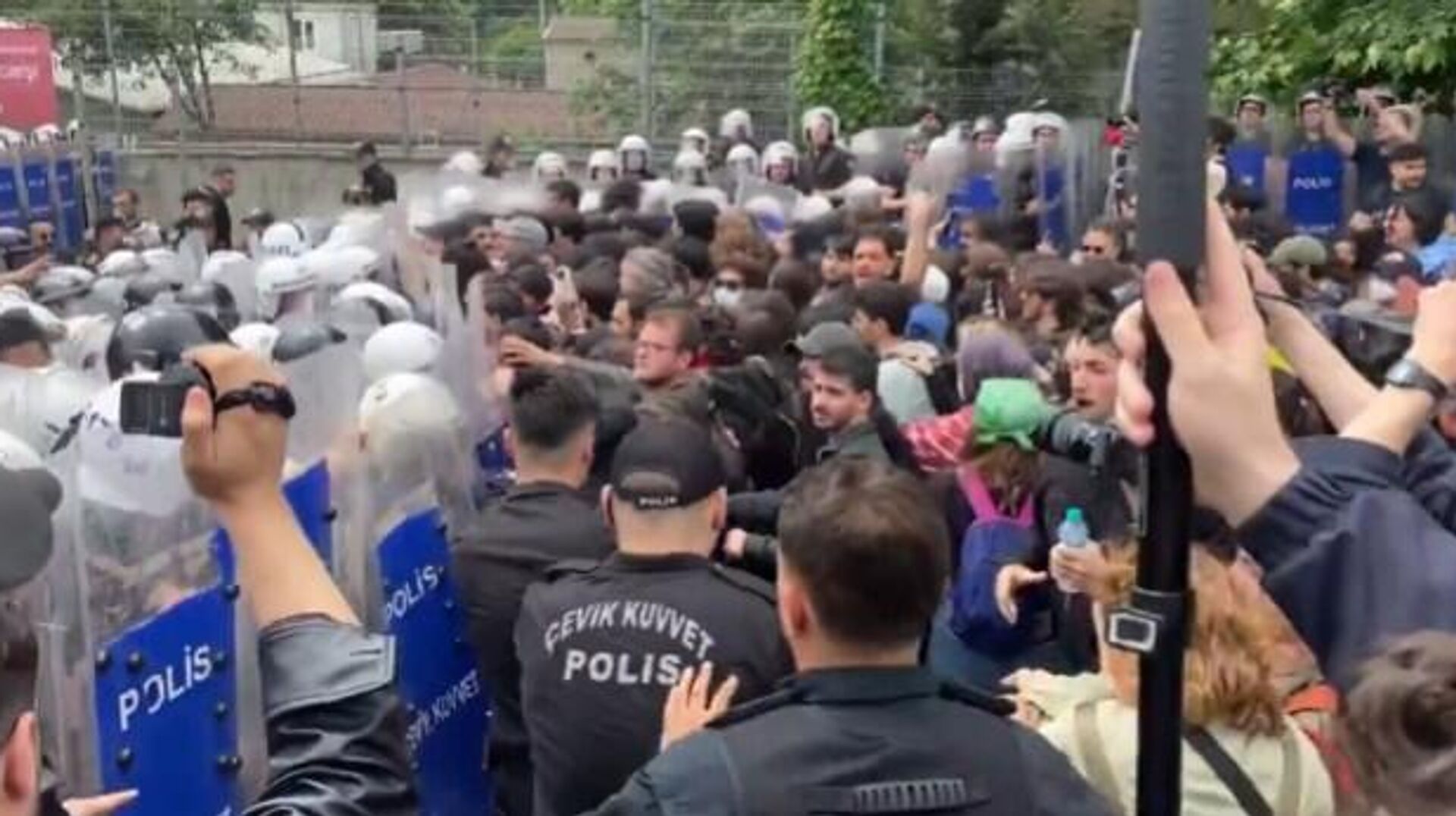 Bilgi Üniversitesi önünde öğrenci eylemi: Polis eyleme müdahale etti