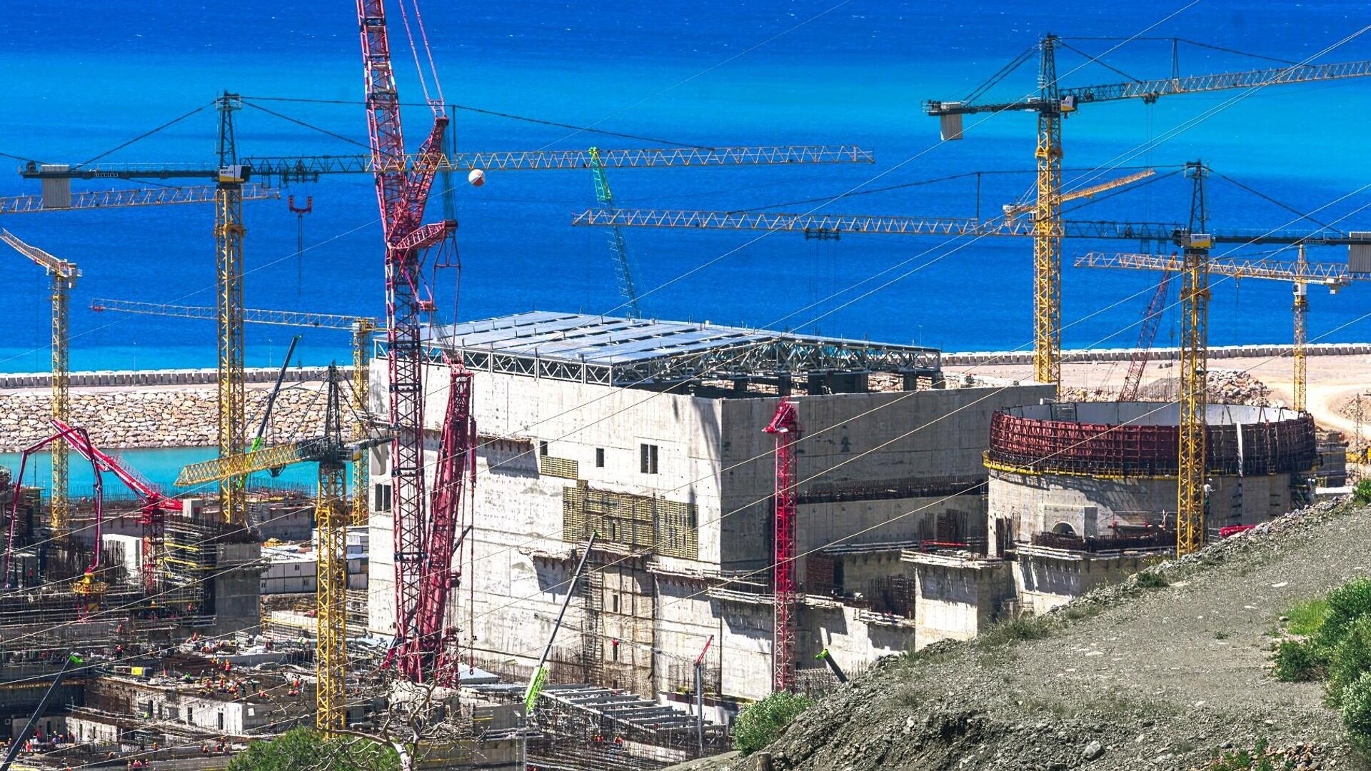 Akkuyu NGS'nin 3'üncü güç ünitesinin makine dairesine ana köprülü vinç yerleştirildi