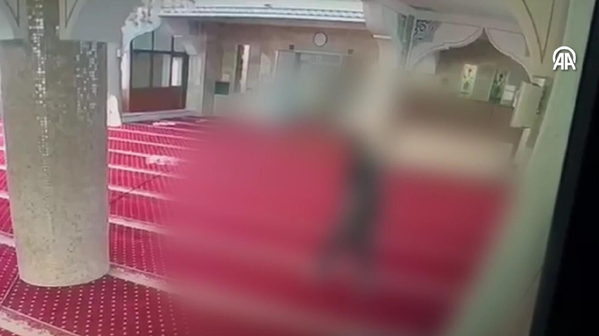 Bahçelievler'de bir adam camide temizlik yapan imamı darp etti