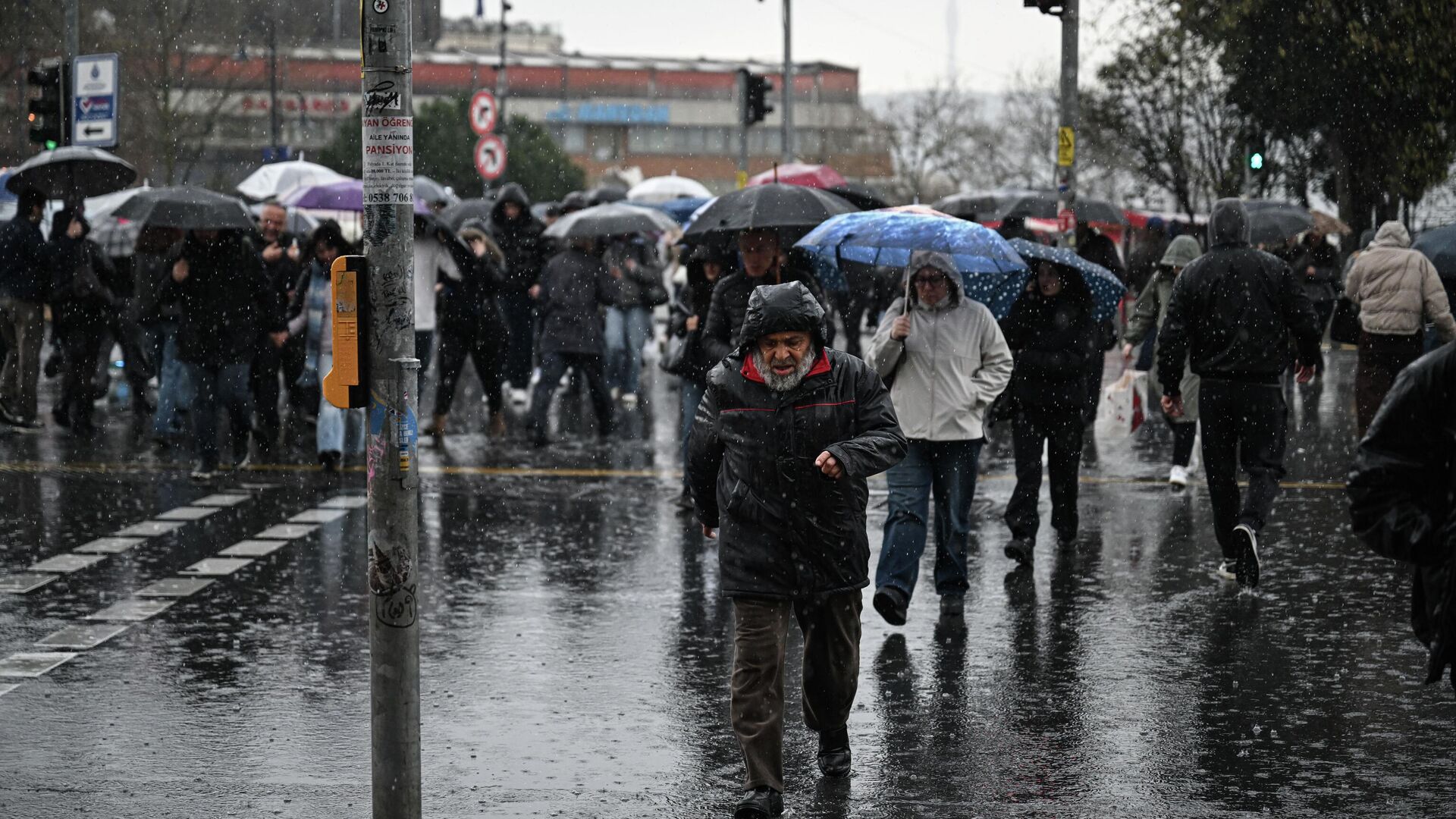 AKOM’dan İstanbul için kuvvetli yağış uyarısı: Saat verildi, etkisini artıracak