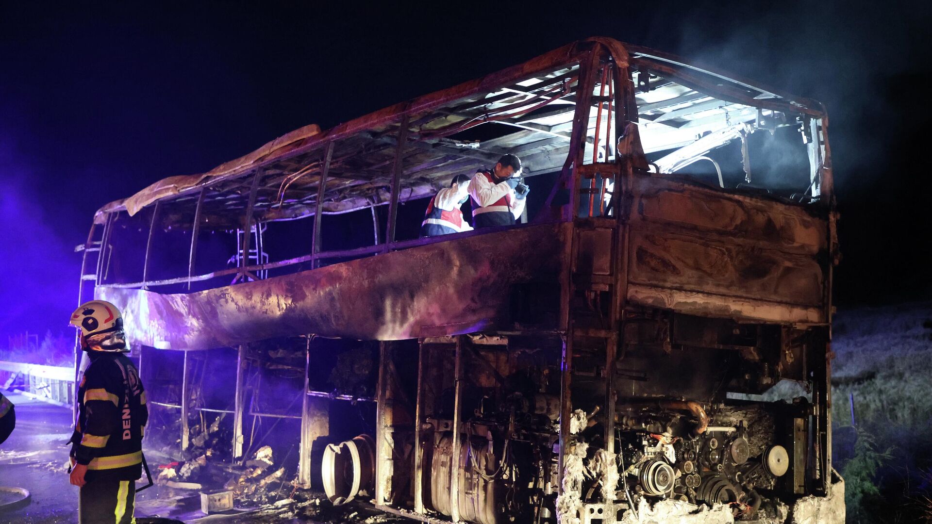 Denizli'de facia yaşandı: Bariyere çarpıp yanan otobüste biri bebek 8 ölü, 33 yaralı