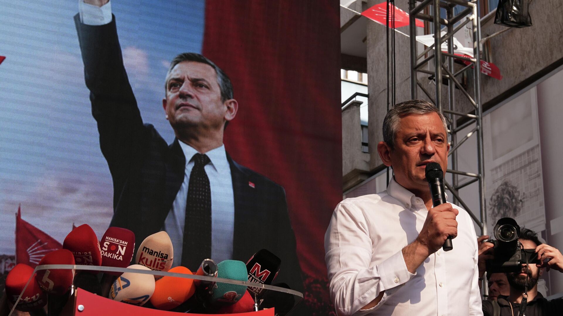 Özgür Özel MYK'yı topladı: Salı günü grup toplantısı yapılacak mı?