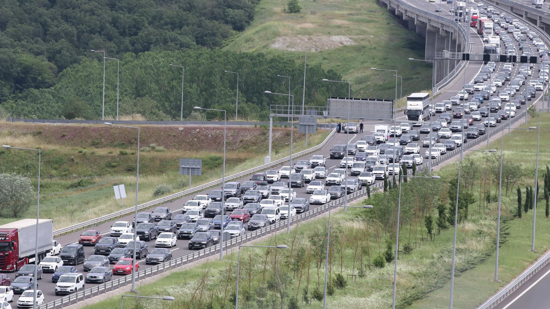 Bayram tatili dönüşü trafik yoğunluğu sürüyor