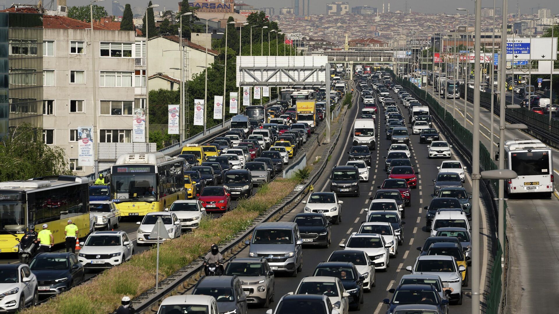 Bayram tatili bitti, İstanbul trafiği kilitlendi: Yoğunluk yüzde 60’a ulaştı
