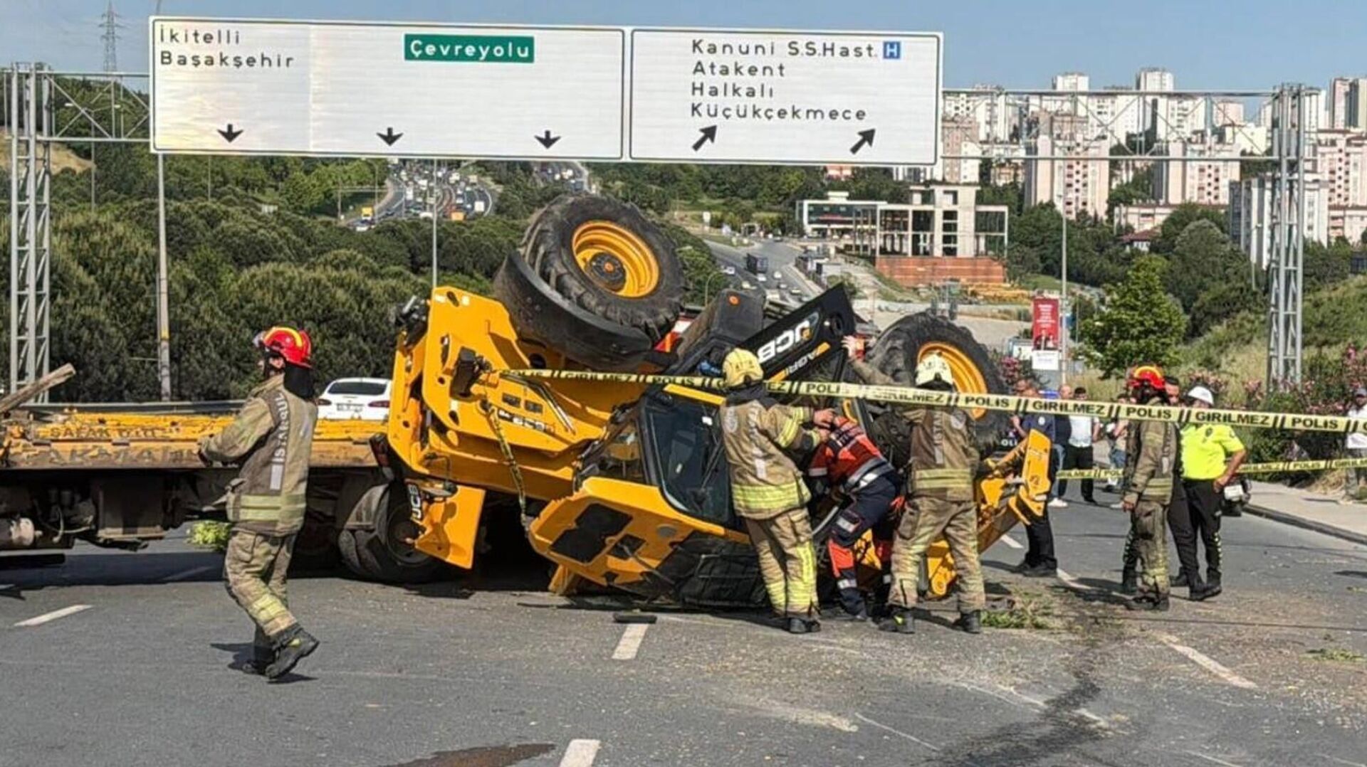 Küçükçekmece’de çekici kaza yaptı: İş makinası altında kalan sürücü öldü