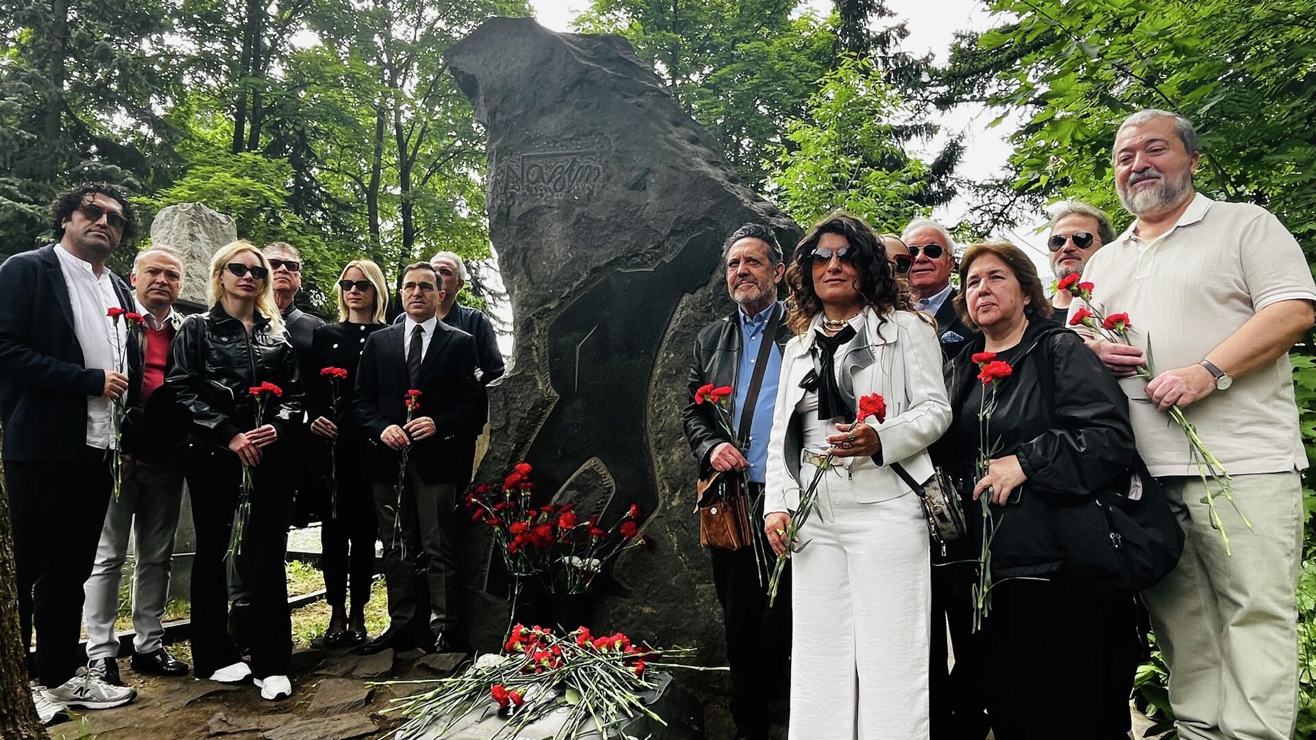 Nazım Hikmet'in vefatının 63. yılı: Şair mezarı başında anıldı