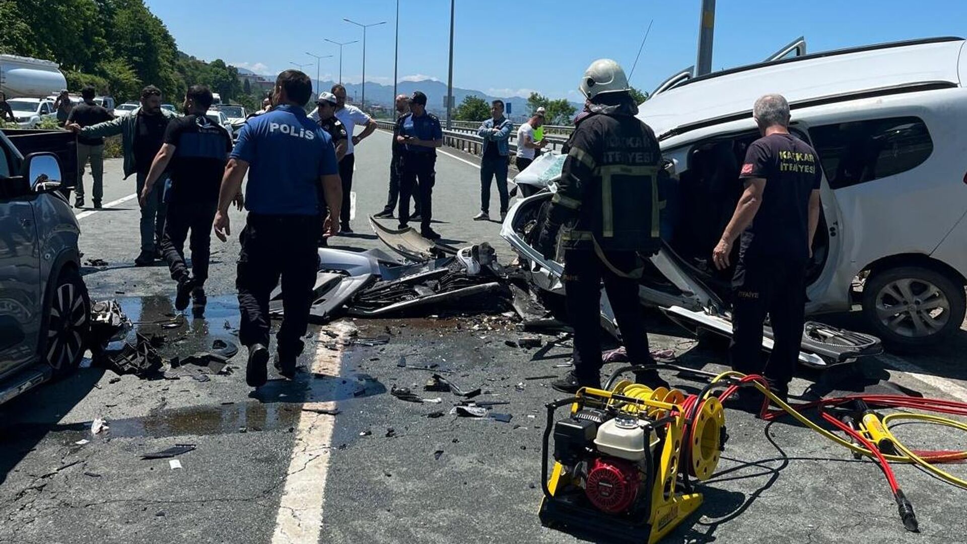 Rize'de ters yönden giden araç, iki otomobile çarptı: 2 ölü, 3 yaralı