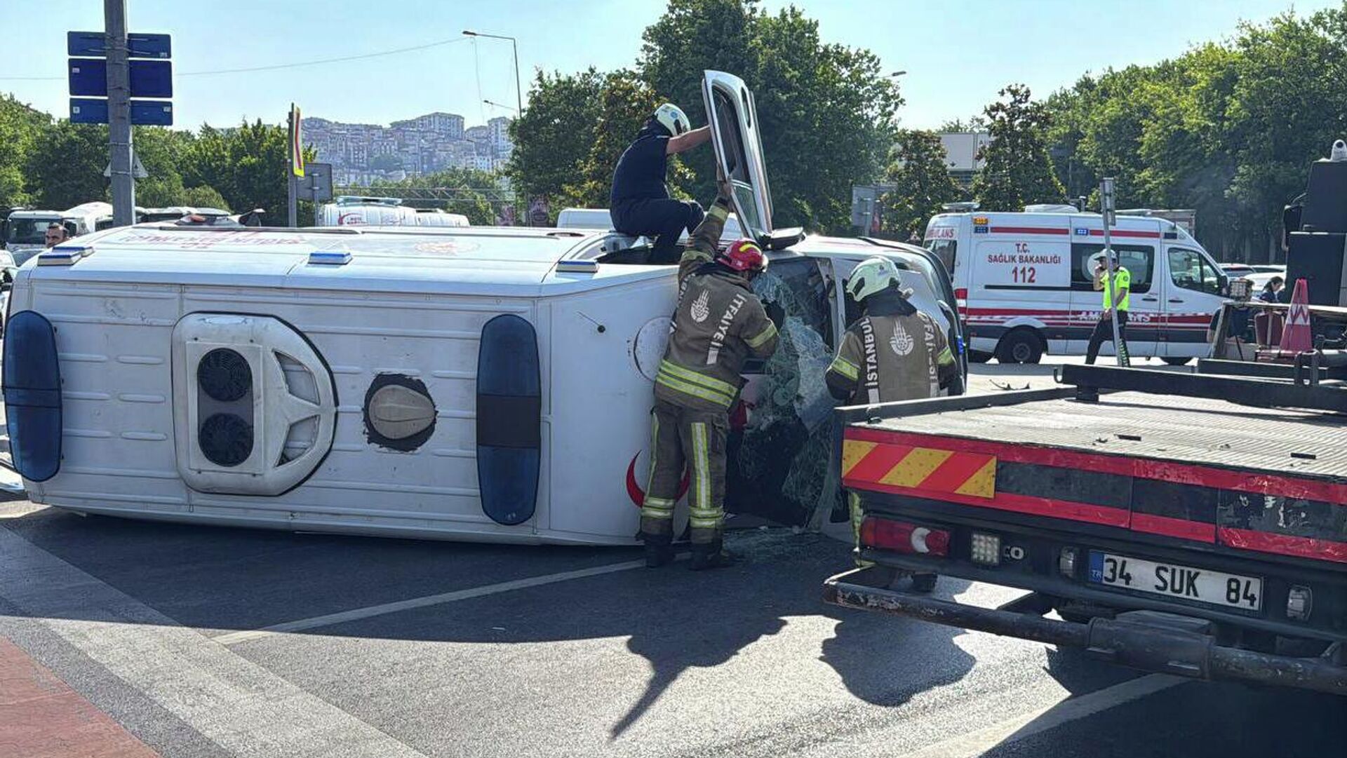Kağıthane'de ambulans motosikletle çarpıştı: Devrilen araçta 4 kişi yaralandı