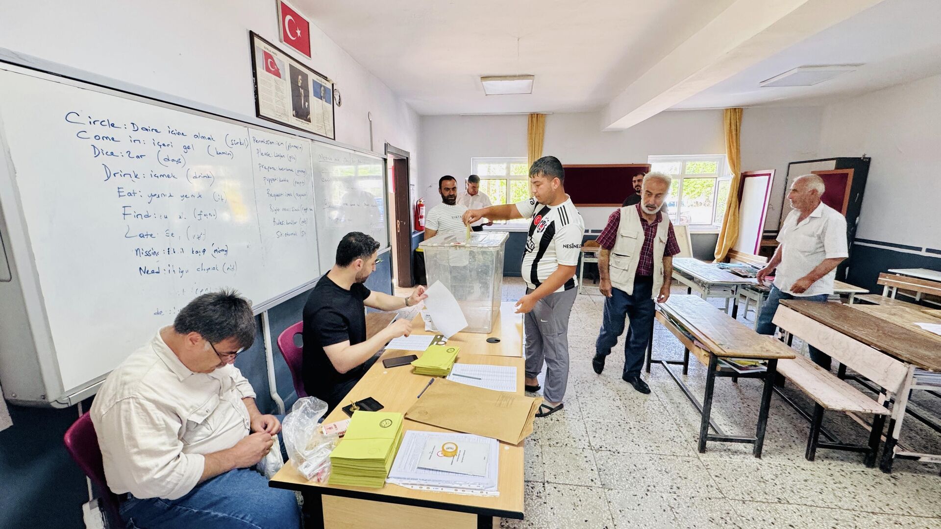 Türkiye'de ara seçim heyecanı: Halk sandık başına gitti