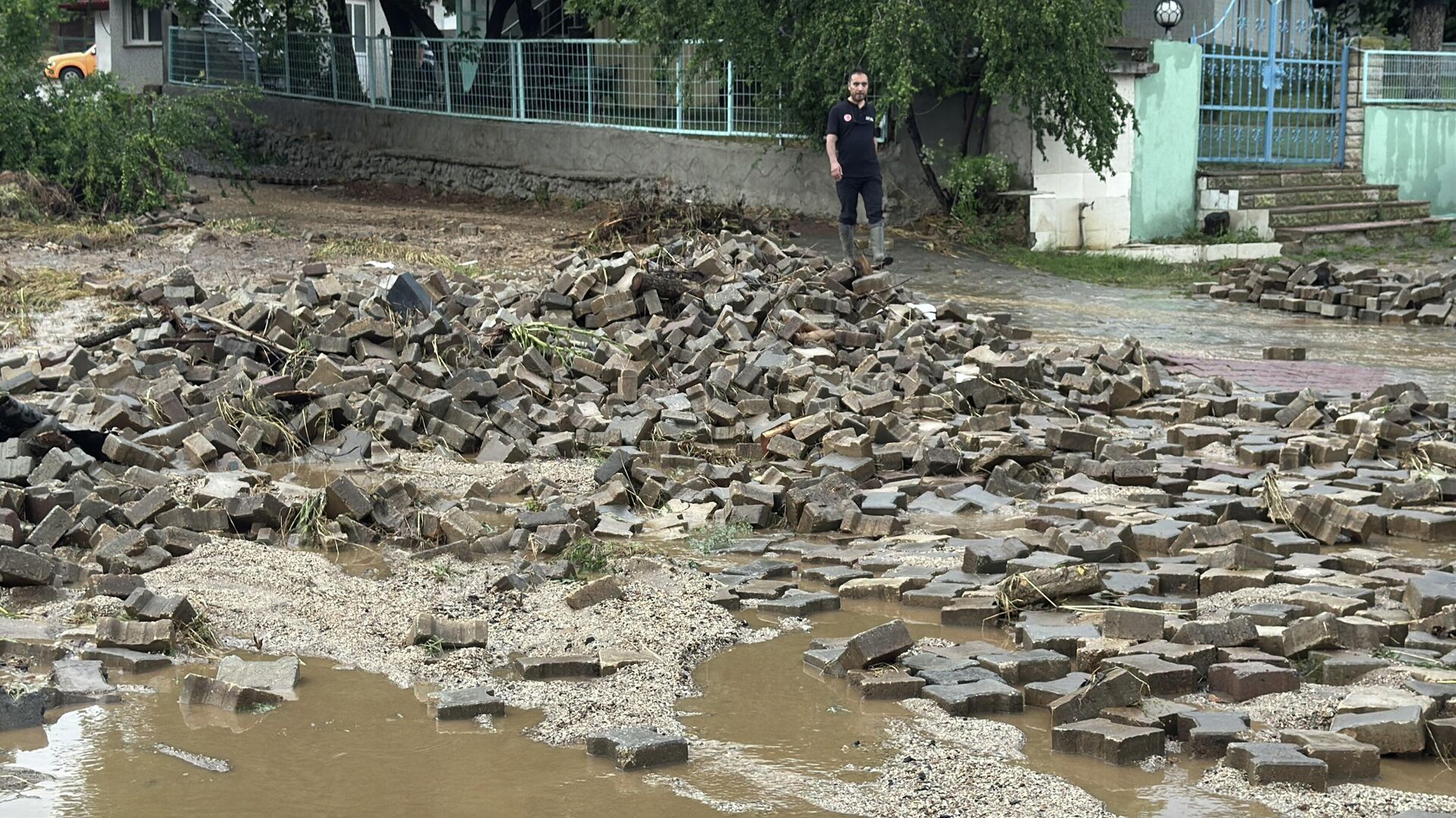 Kırklareli'ni sağanak yağış vurdu: Bazı yollarda hasar oluştu