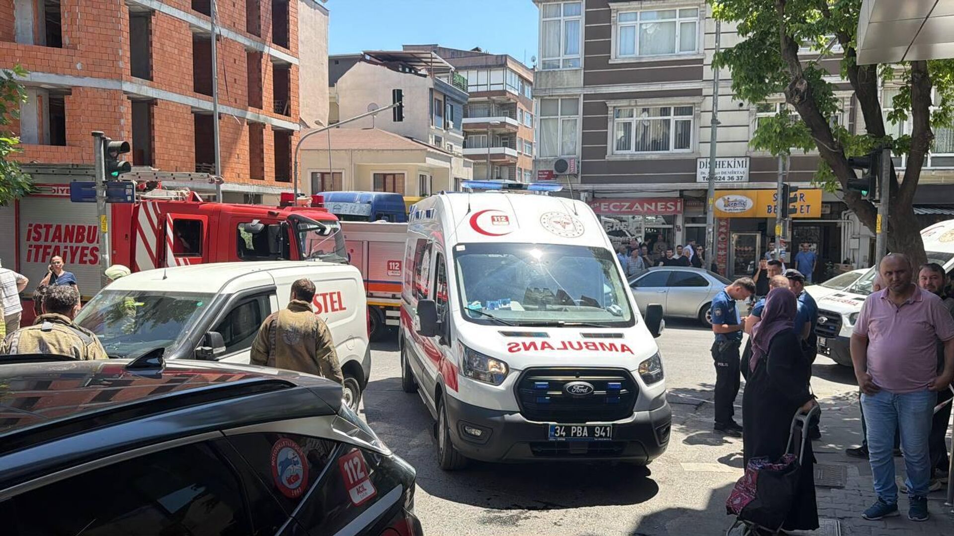 Küçükçekmece'de metruk binada çökme: 3 kişi yaralandı