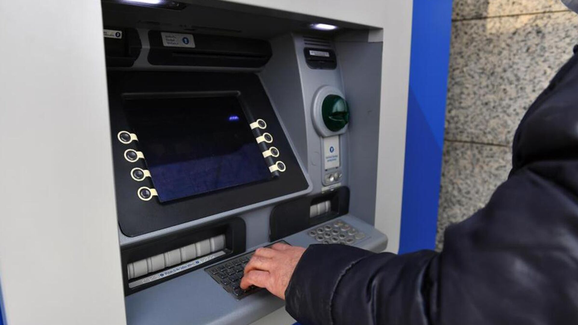 ATM üzerinden sahte dolar vurgunu: 102 bin 750 sahte doları sisteme dahil ettiler