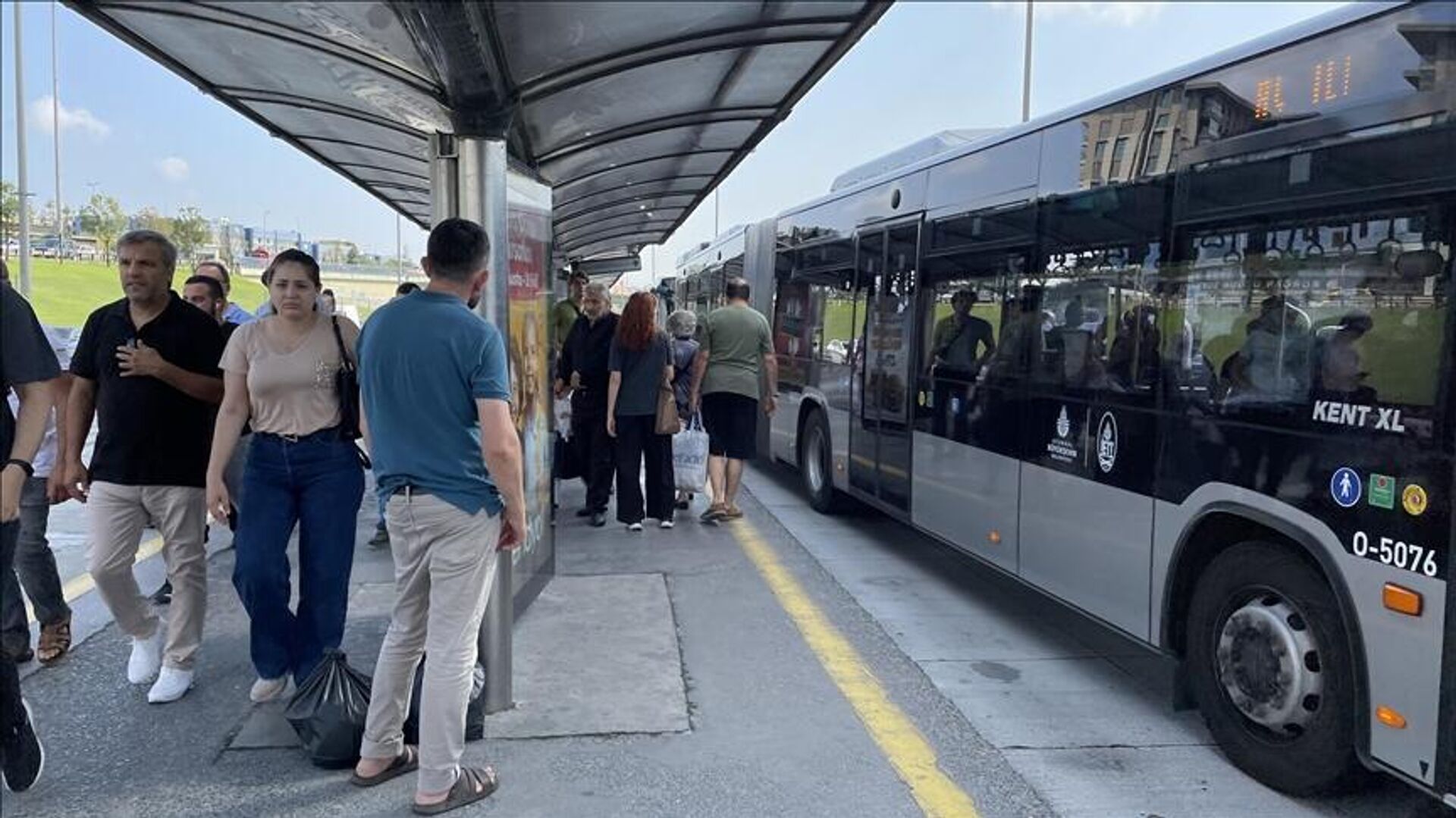 Esenyurt'ta metrobüs durağında cinayet: 22 yaşındaki genç bıçaklanarak öldürüldü