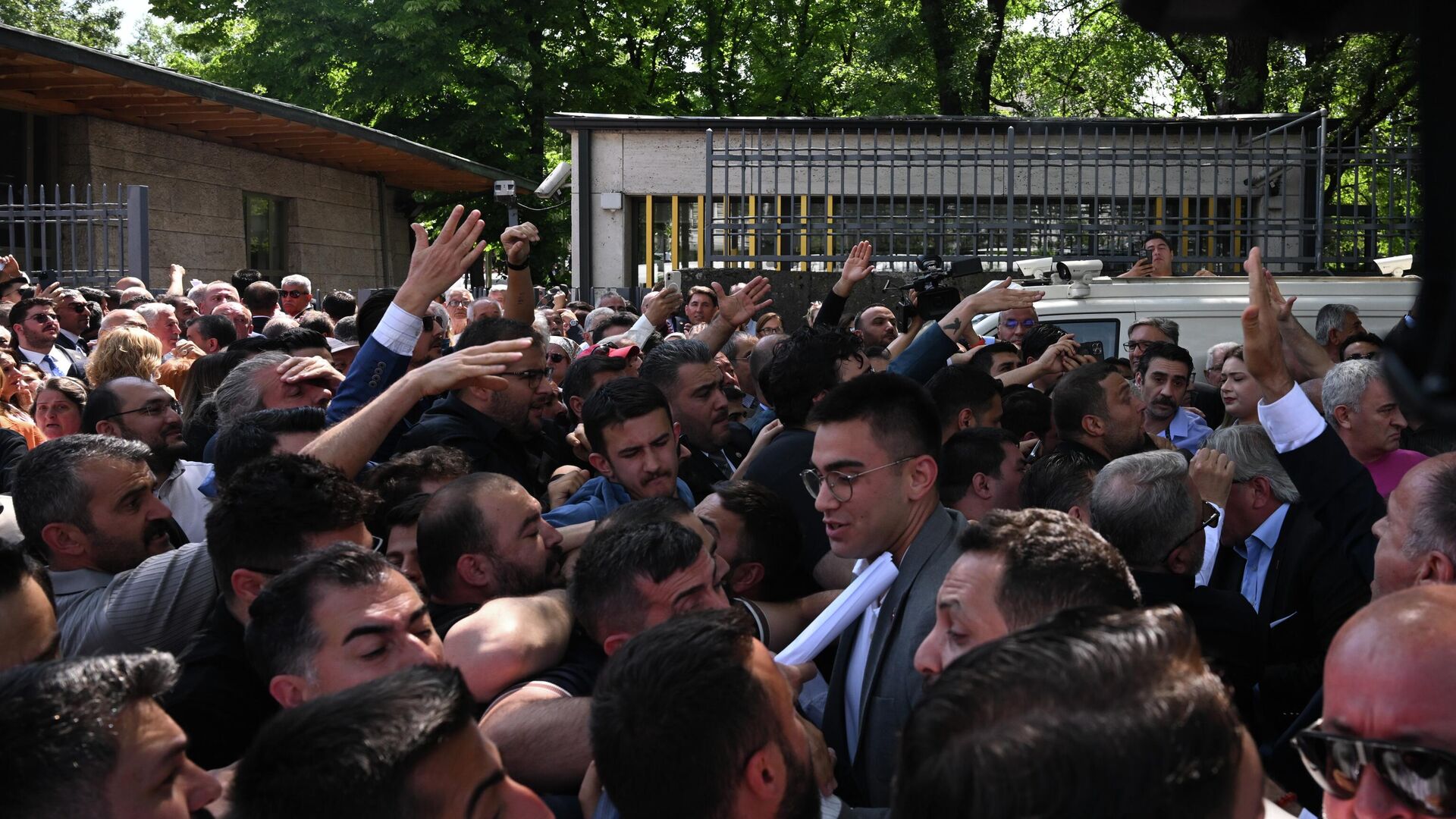 CHP'de grup toplantısı gerilimi: Özgür Özel TBMM'de, Kılıçdaroğlu, 'genel merkezi' adres gösterdi