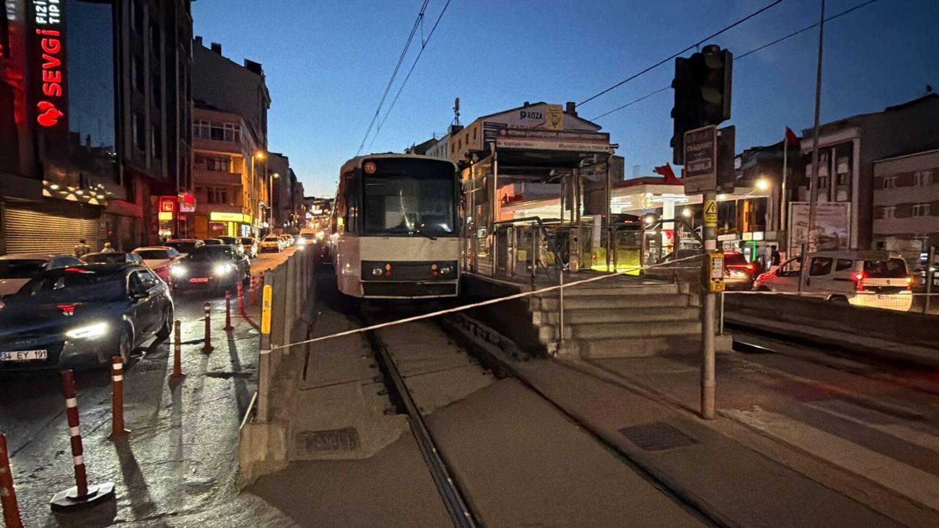 Bayrampaşa'da trafo patladı: Tramvay seferleri aksadı