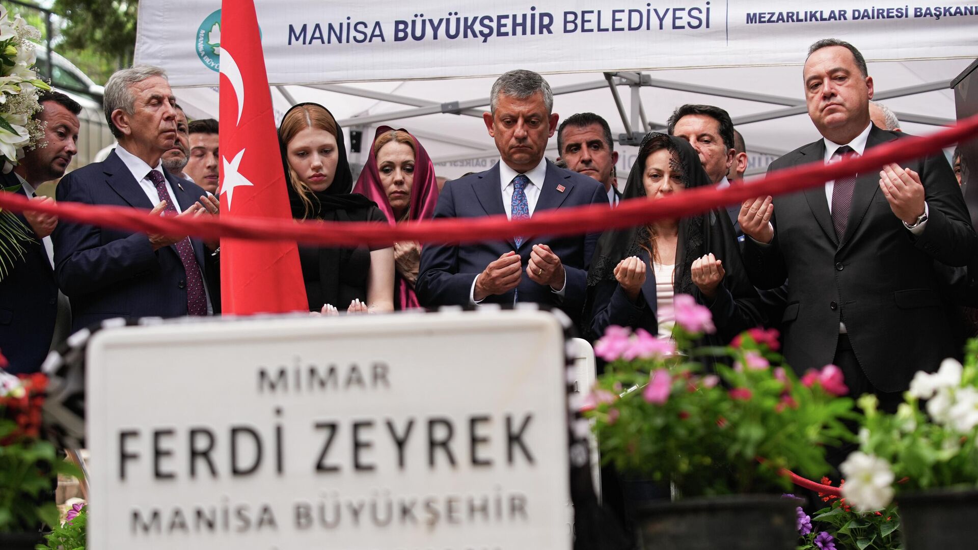 Ferdi Zeyrek için vefatının birinci yılında anma programı düzenlendi: Etkinliğe Özgür Özel ve  Mansur Yavaş da katıldı
