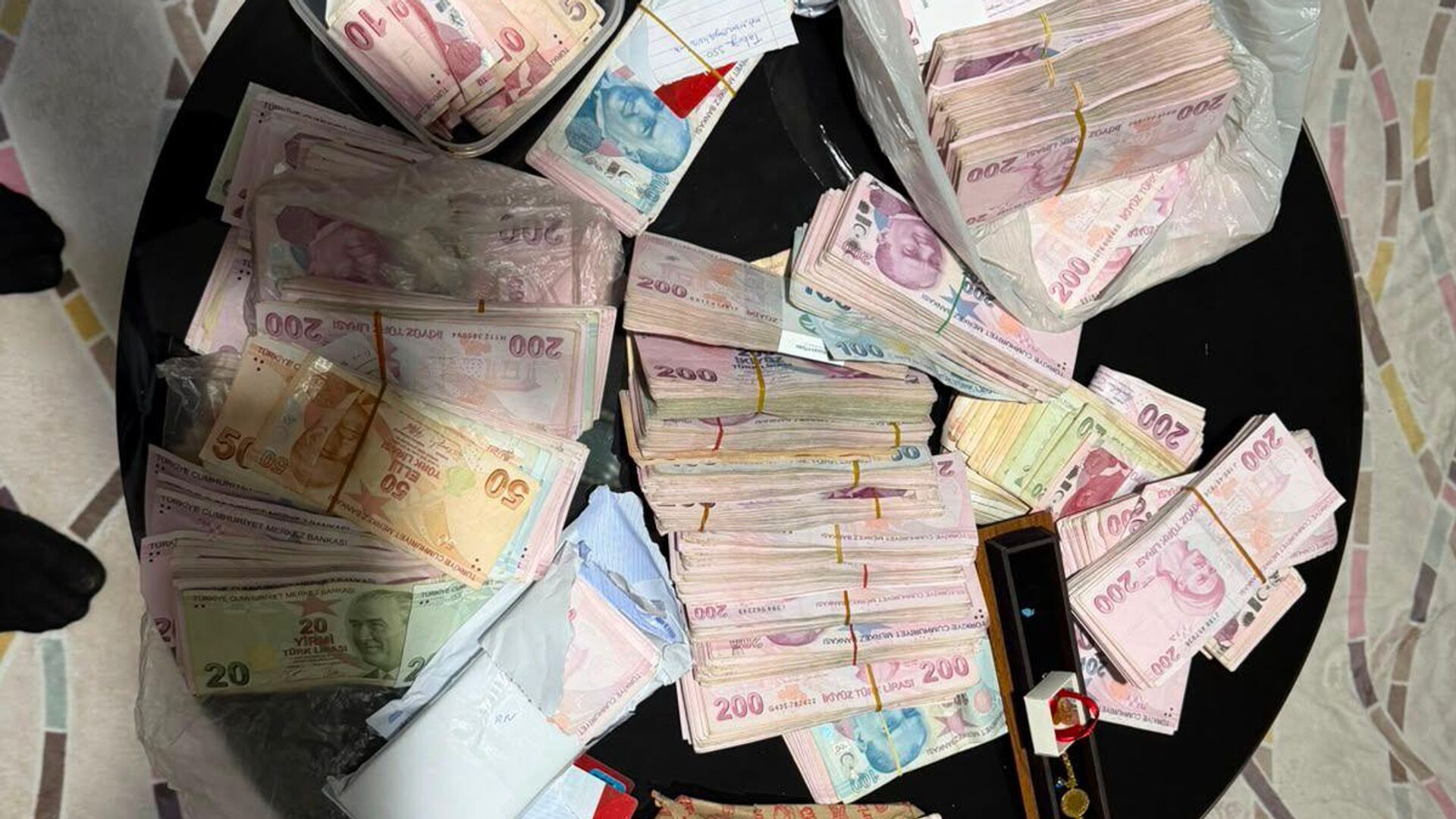 FETÖ'nün 'güncel eğitim yapılanmasına' operasyon: AVM'nin emanet dolaplarındaki gizli para trafiği ortaya çıktı