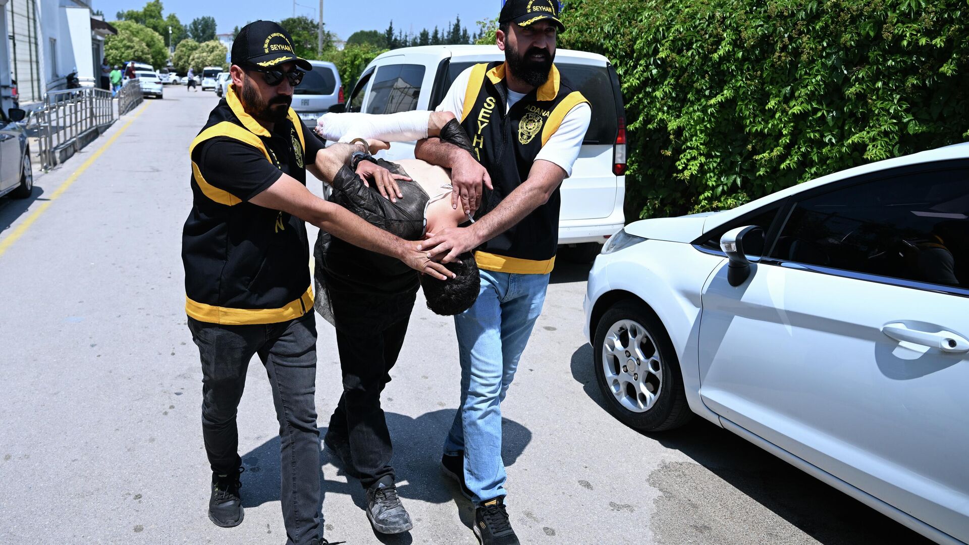 Adana'da sokakta yürüyen kadına bıçaklı saldırı: Zanlıdan 'Görünce heyecanlandım' savunması