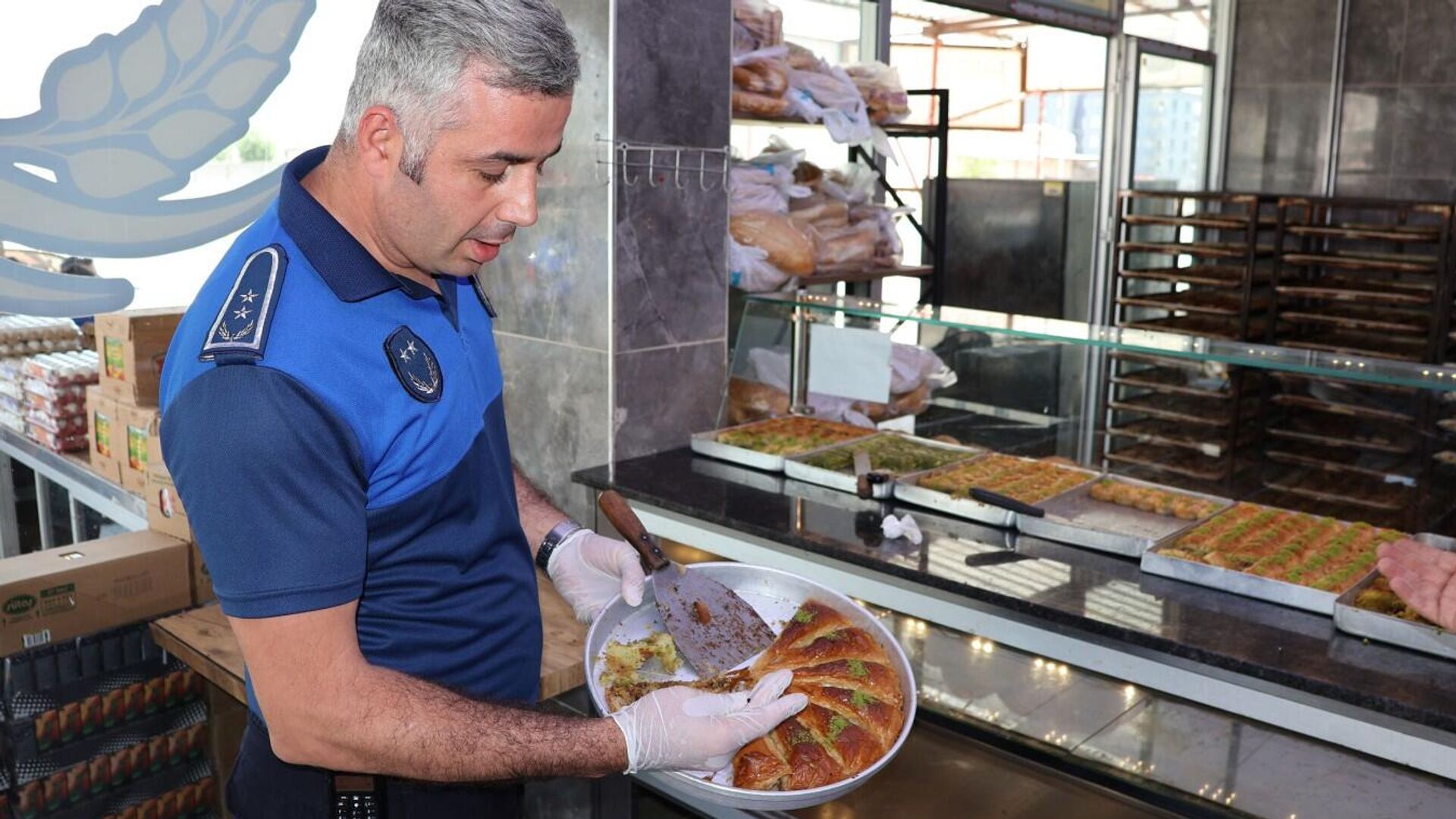 Şanlıurfa'da tatlıdan böcek çıktı: İşletmeye 132 bin lira ceza kesildi