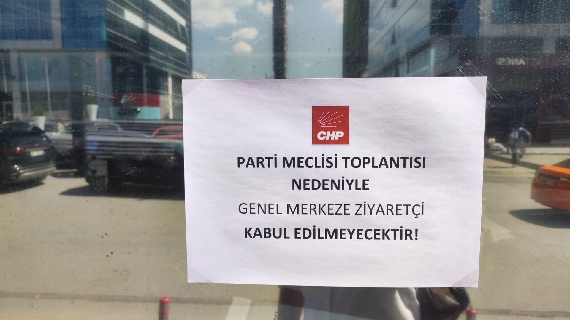 CHP Genel Merkezi'nde ziyaretçi yasağı: Özgür Özel ekibinden PM'den istifa kararı