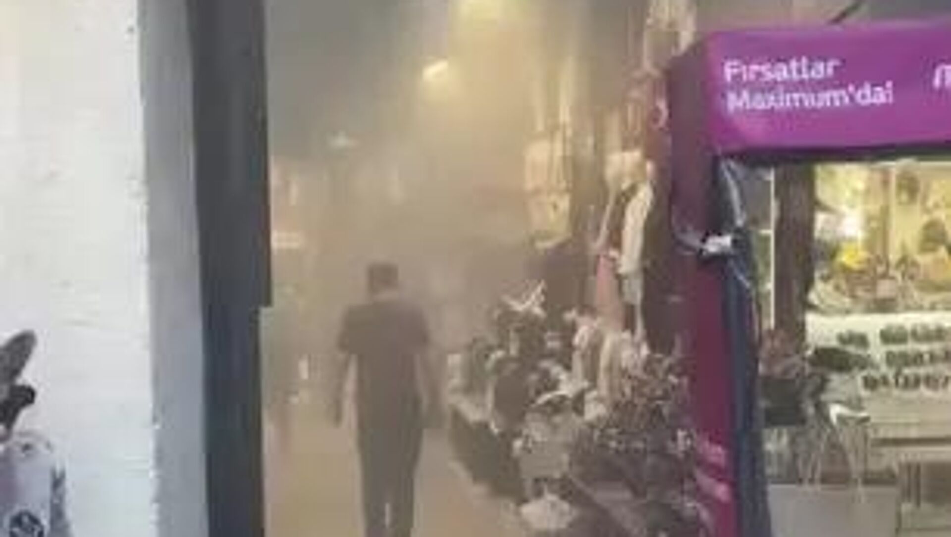 Kapalıçarşı'da yangın: Çarşı duman altında kaldı