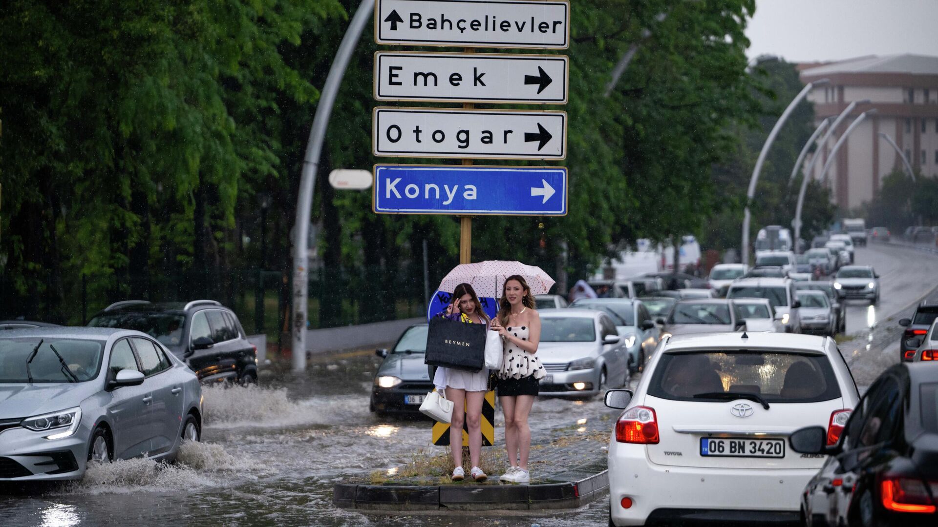 Ankara'da sağanak ve dolu hayatı olumsuz etkiledi: Caddeleri su bastı, araçlar zarar gördü