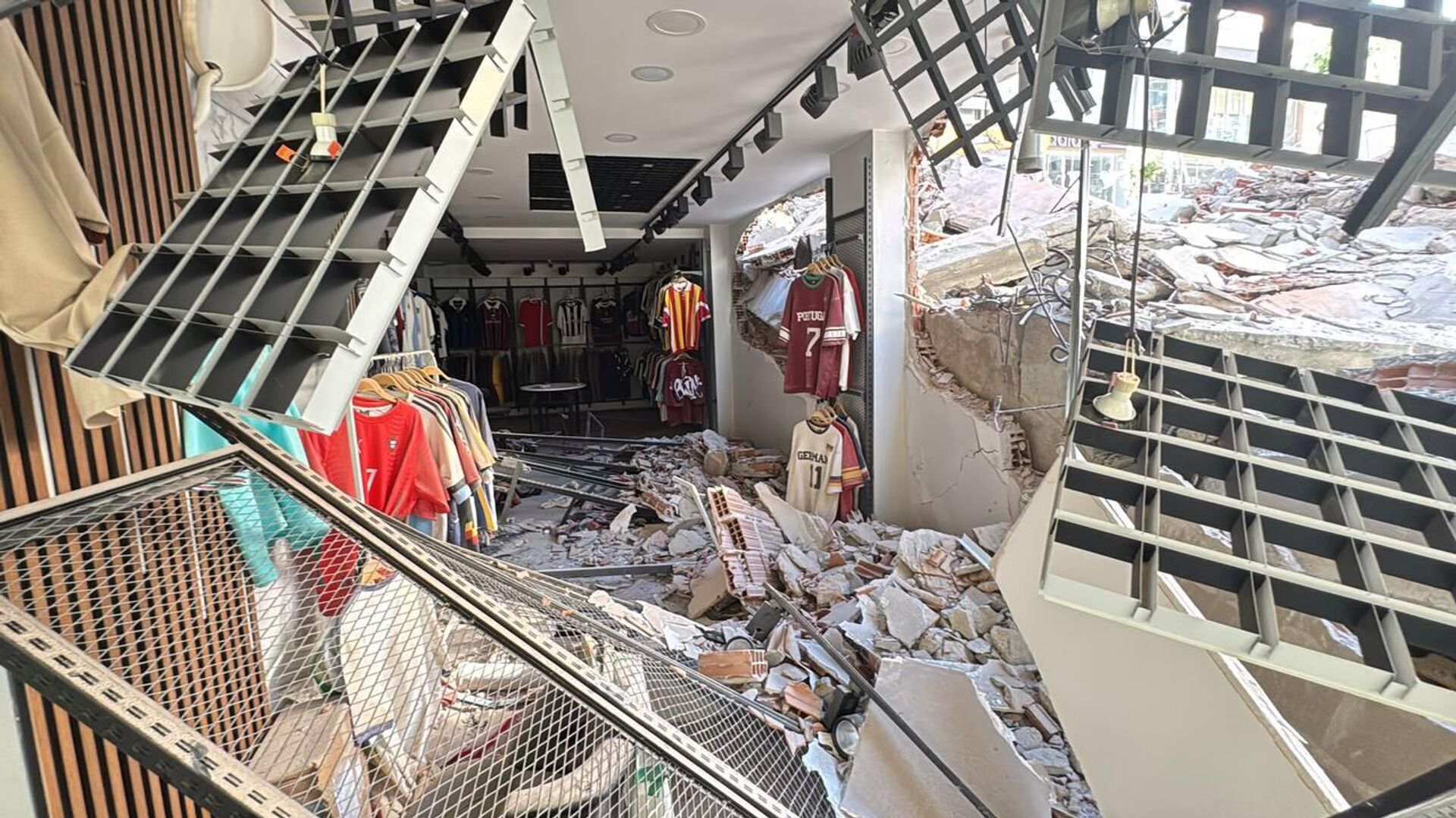 Güngören'de yıkım sırasında 5 katlı bina çöktü: Yan binalardakiler tahliye edildi