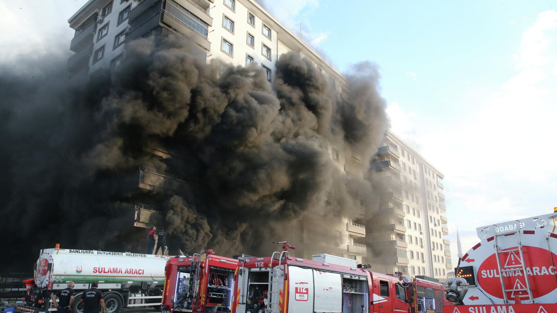 Şanlıurfa'da 10 katlı apartmanda yangın çıktı: Ekipler müdahale ediyor