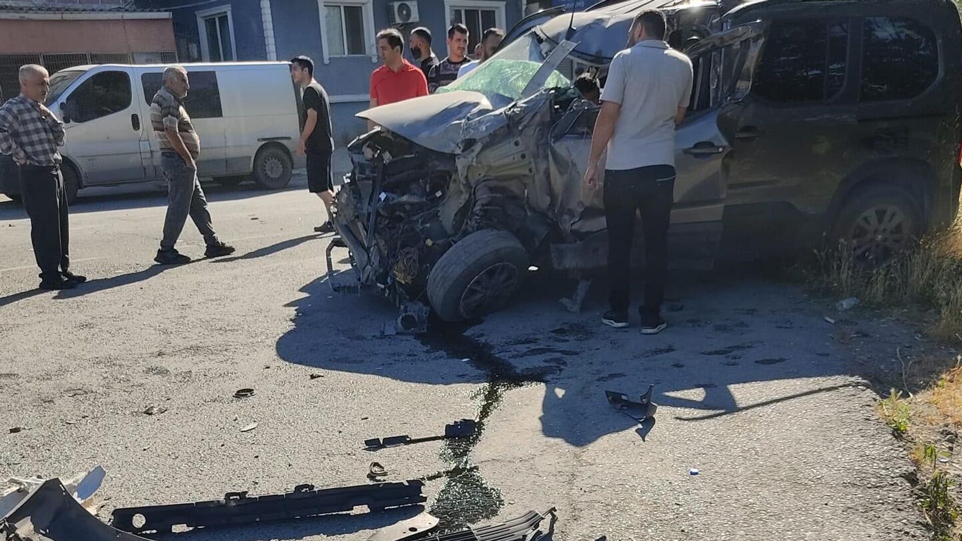 Şerit ihlali yaptı: Hafriyat kamyonuyla kafa kafaya çarpıştı