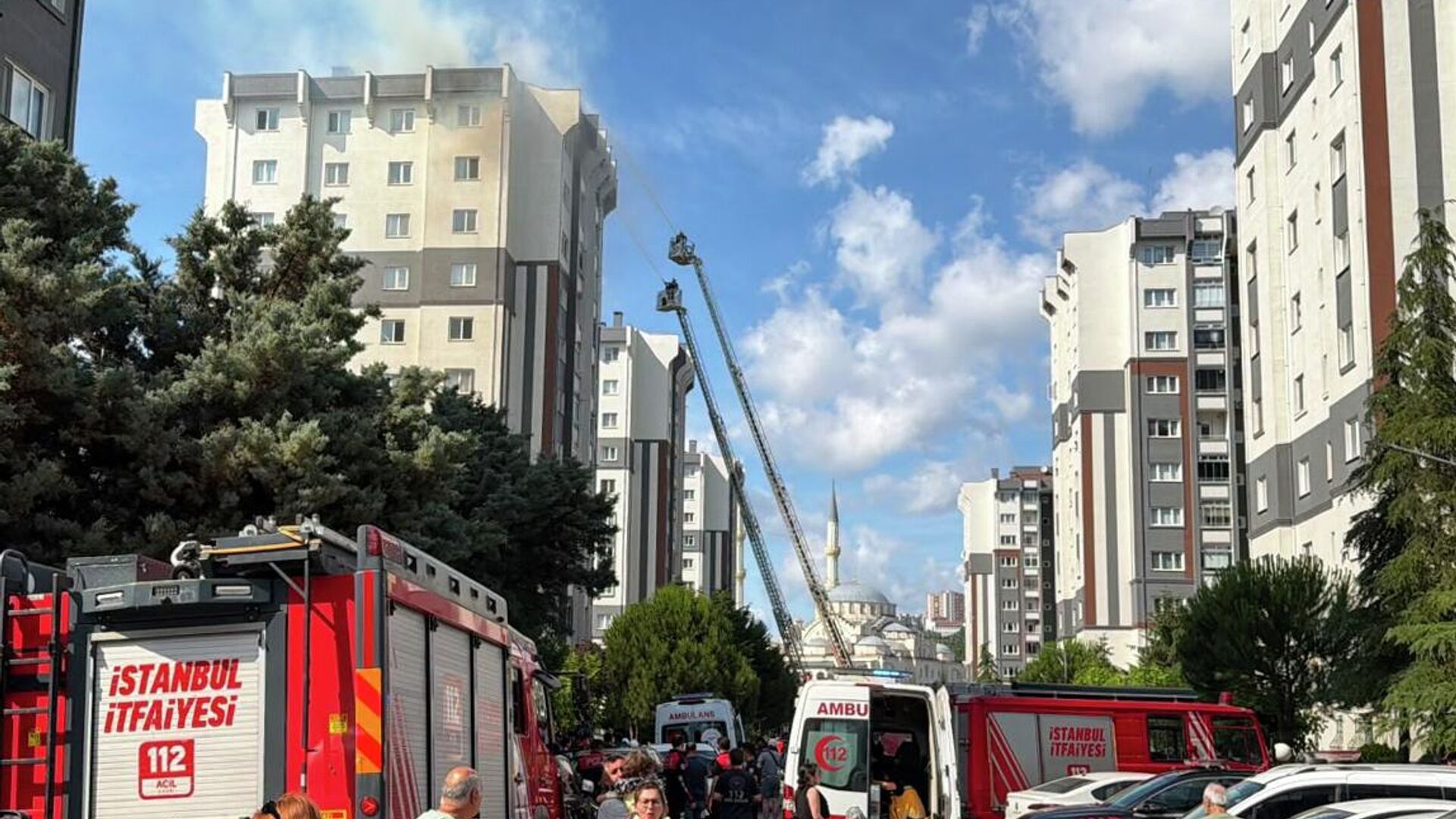 Küçükçekmece'de bina yangını: 12 kişi hastaneye kaldırıldı
