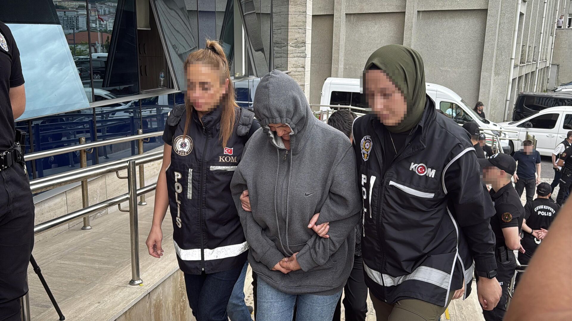 Yasa dışı kürtaj operasyonunda yakalanan doktorun odasından 500 bin lira çıktı