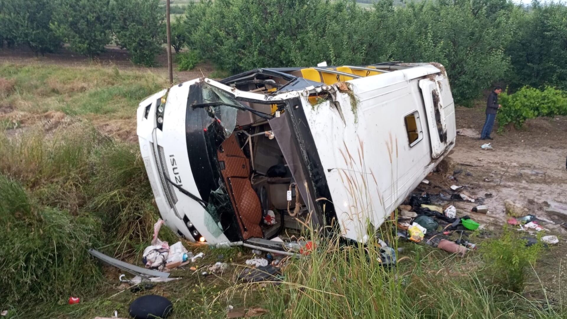 Isparta'da tur otobüsünün devrildiği kazada 5 kişi öldü, 25 kişi yaralandı