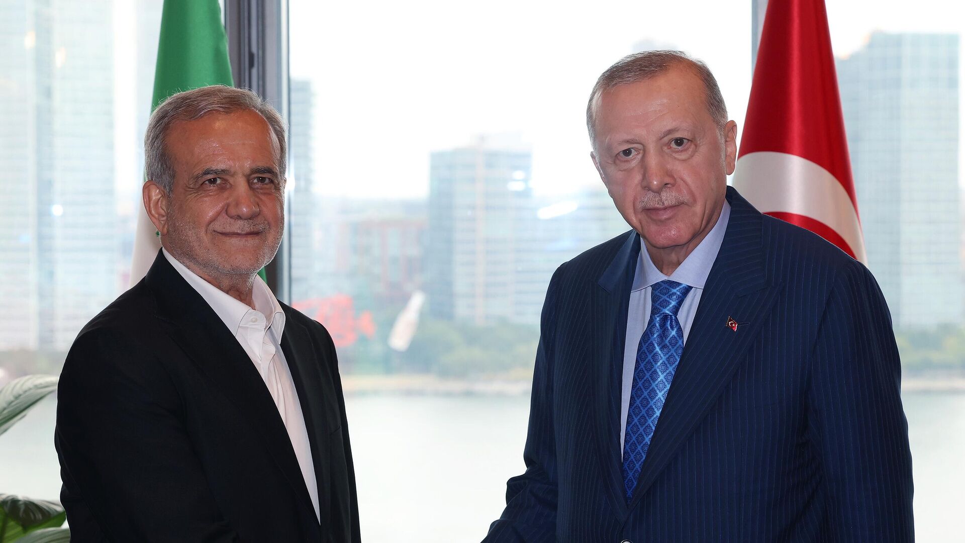 Cumhurbaşkanı Erdoğan, İran Cumhurbaşkanı Pezeşkiyan'la görüştü