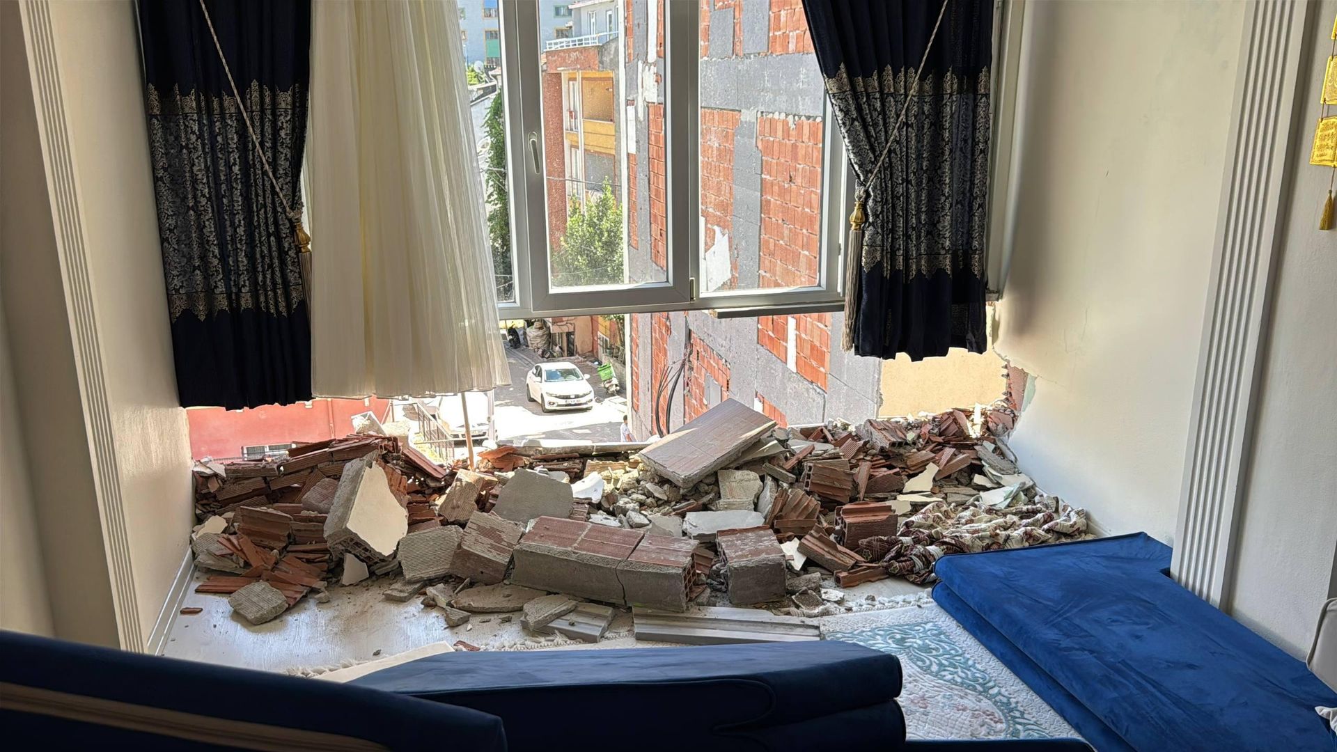 Esenyurt'ta bina yıkımı korkuttu: Yıkılan bina komşu binaya çöktü