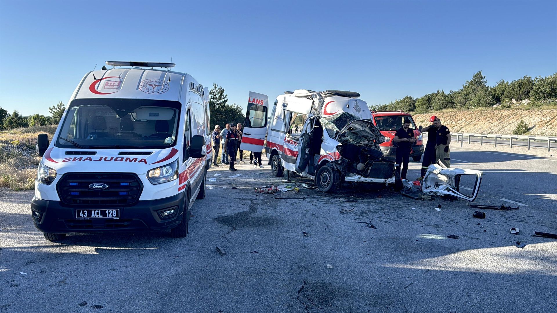 Ambulans iki tırla çarpıştı: Nakil yapılan hasta hayatını kaybetti