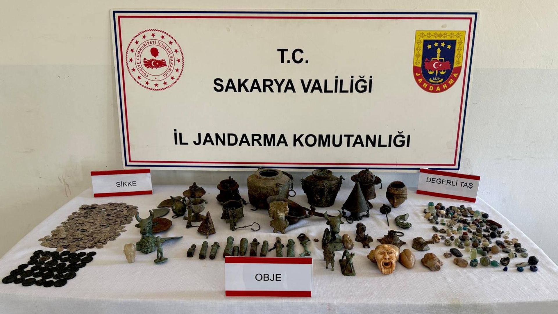 Jandarmadan kaçak kazı baskını: Evden yüzlerce tarihi eser çıktı