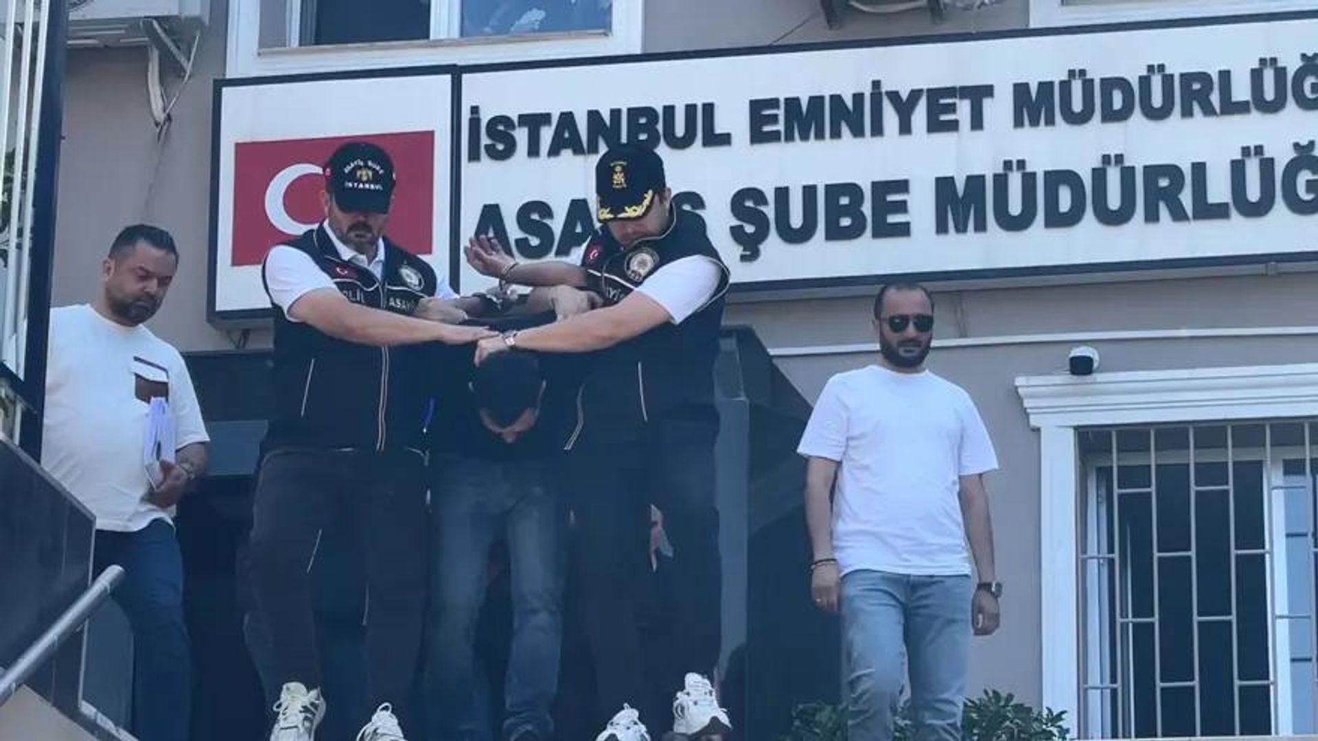 İstanbul'da postacı kılığında cinayet işledi: Otogarda kaçmak üzereyken polisin dikkati sayesinde yakalandı
