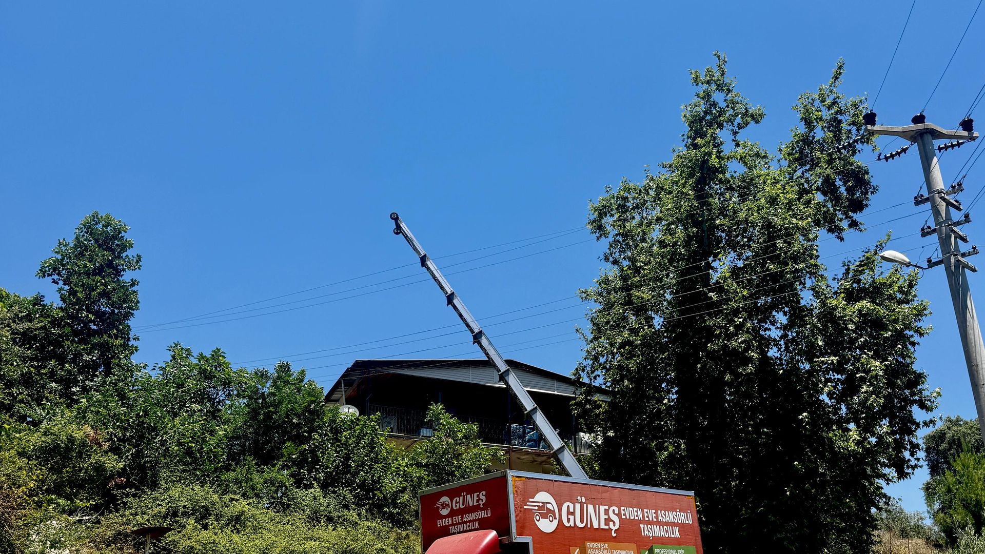 Yük asansörü elektrik tellerine temas etti: 2 işçi hayatını kaybetti