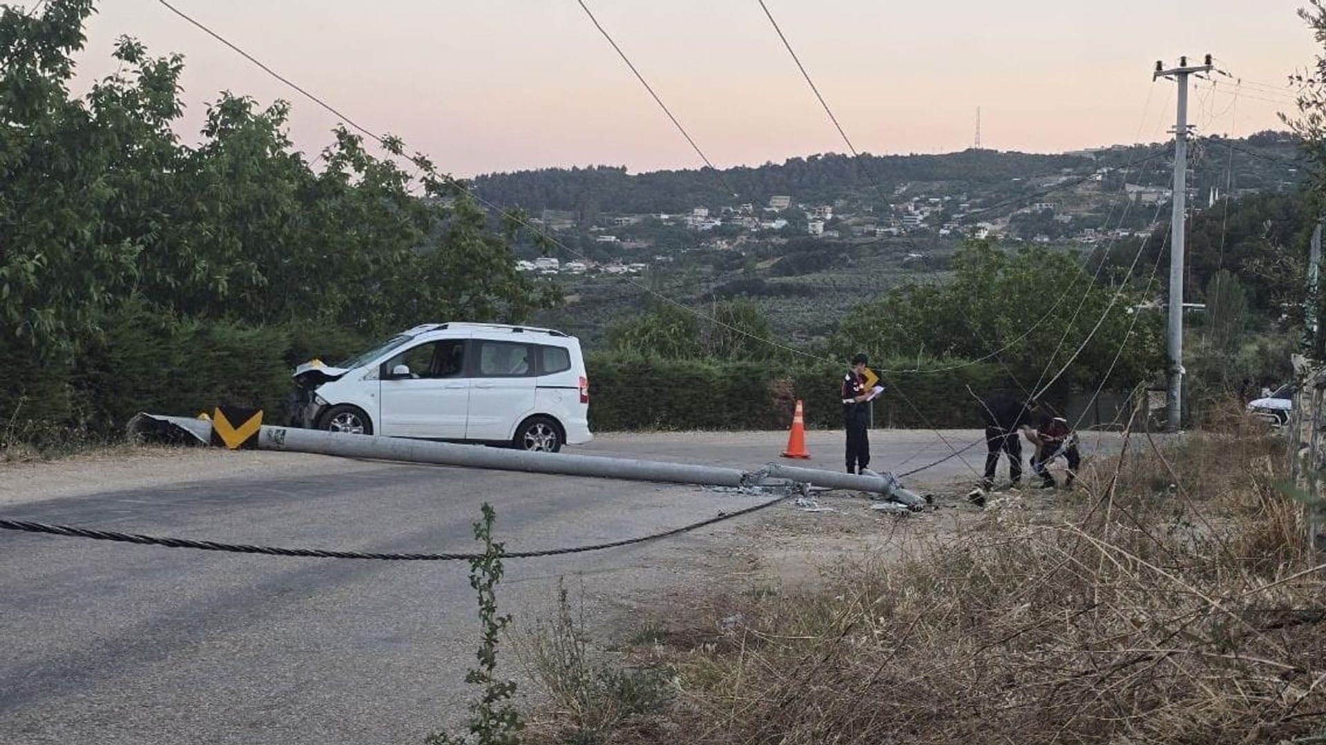 Kaza yapan sürücüye yardım etmek istedi: Elektrik akımına kapılarak öldü