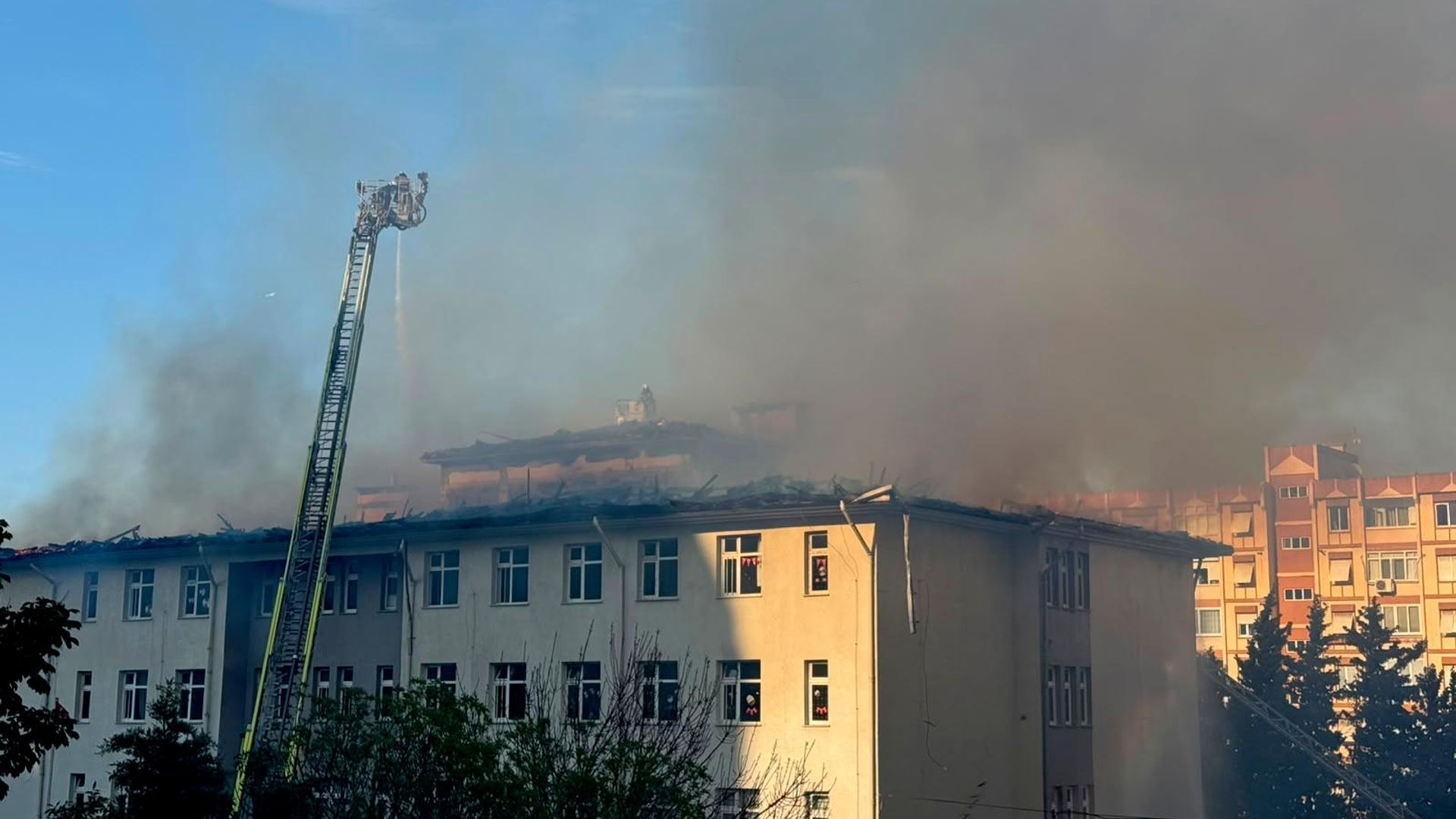 İstanbul'da bir okulun çatısında yangın çıktı: İtfaiye müdahale etti