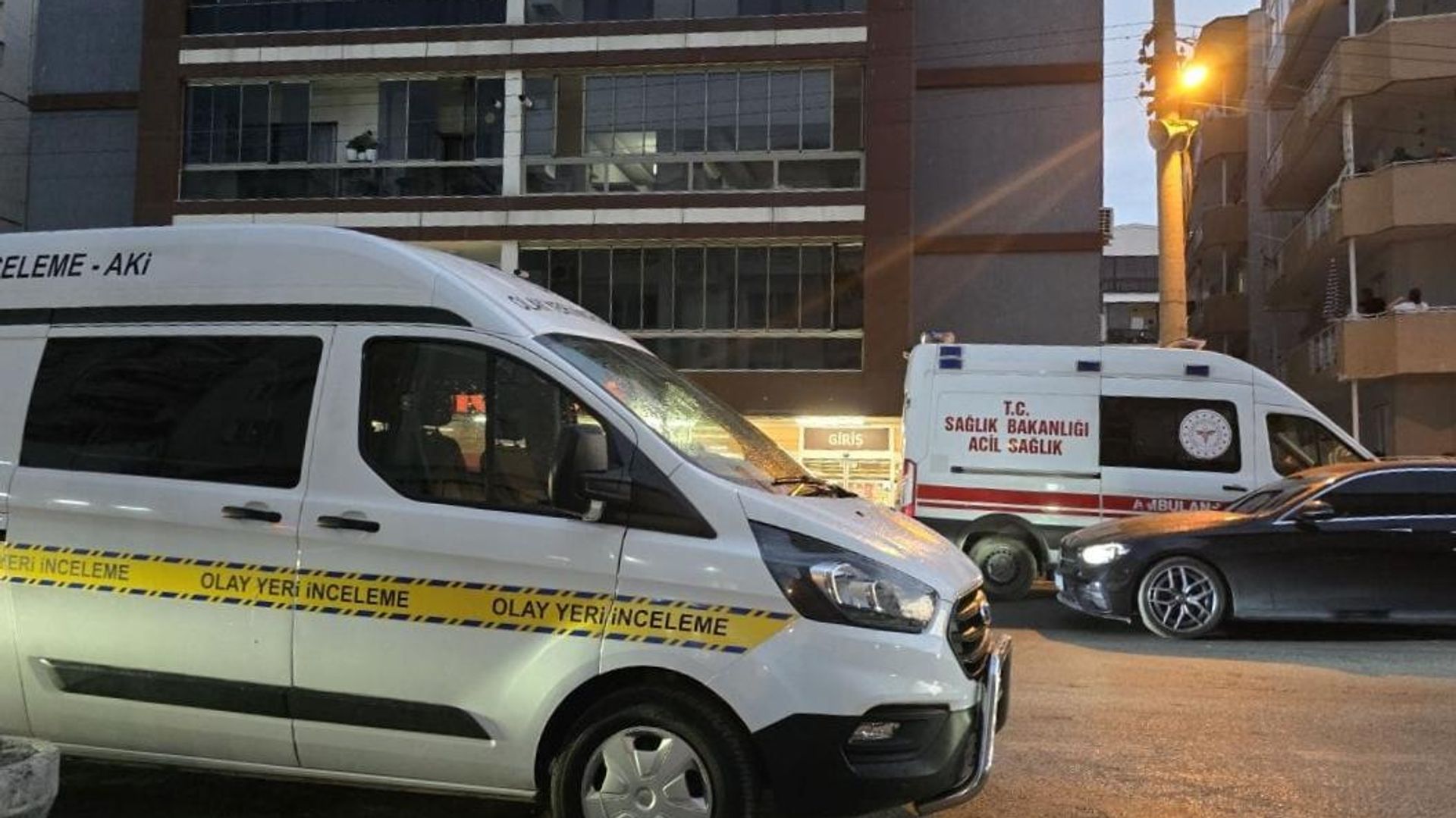 Yaşlı kadının boğazını kesip altınlarını çaldılar: Engelli eşi yardım istedi