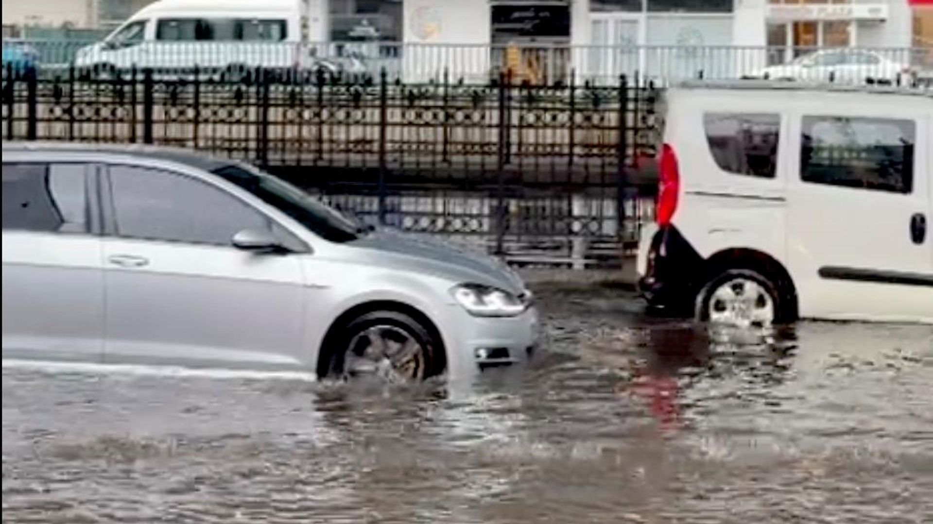 İstanbul'da sağanak hayatı felç etti: Yollar göle döndü, alt geçitleri su bastı