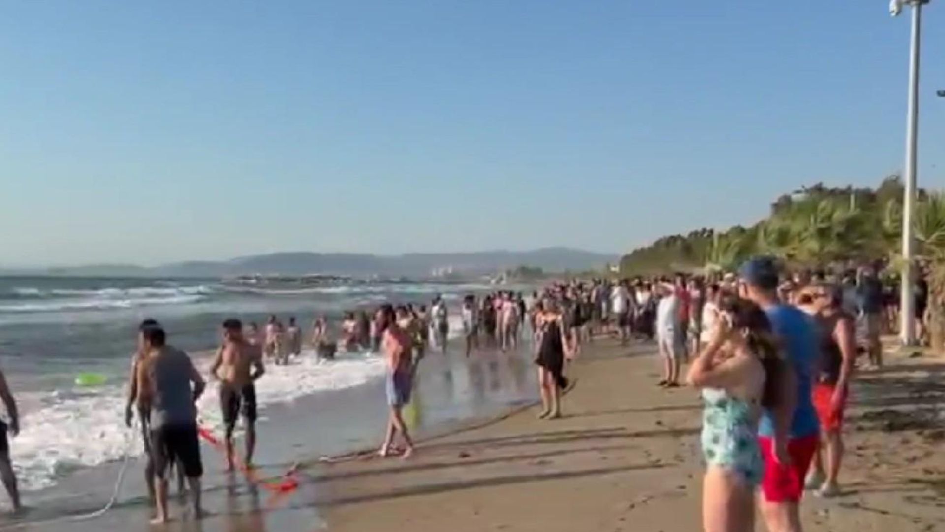 Kuşadası'nda aynı plajda dalgalara kapılan 12 kişiden 3'ü boğularak hayatını kaybetti