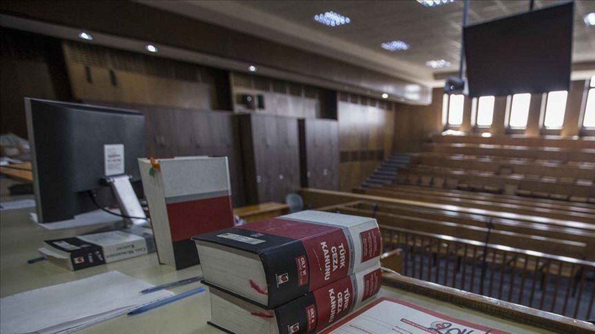İzmir'de rüşvet davası: İcra müdür yardımcısı ve katibe hapis cezası verildi