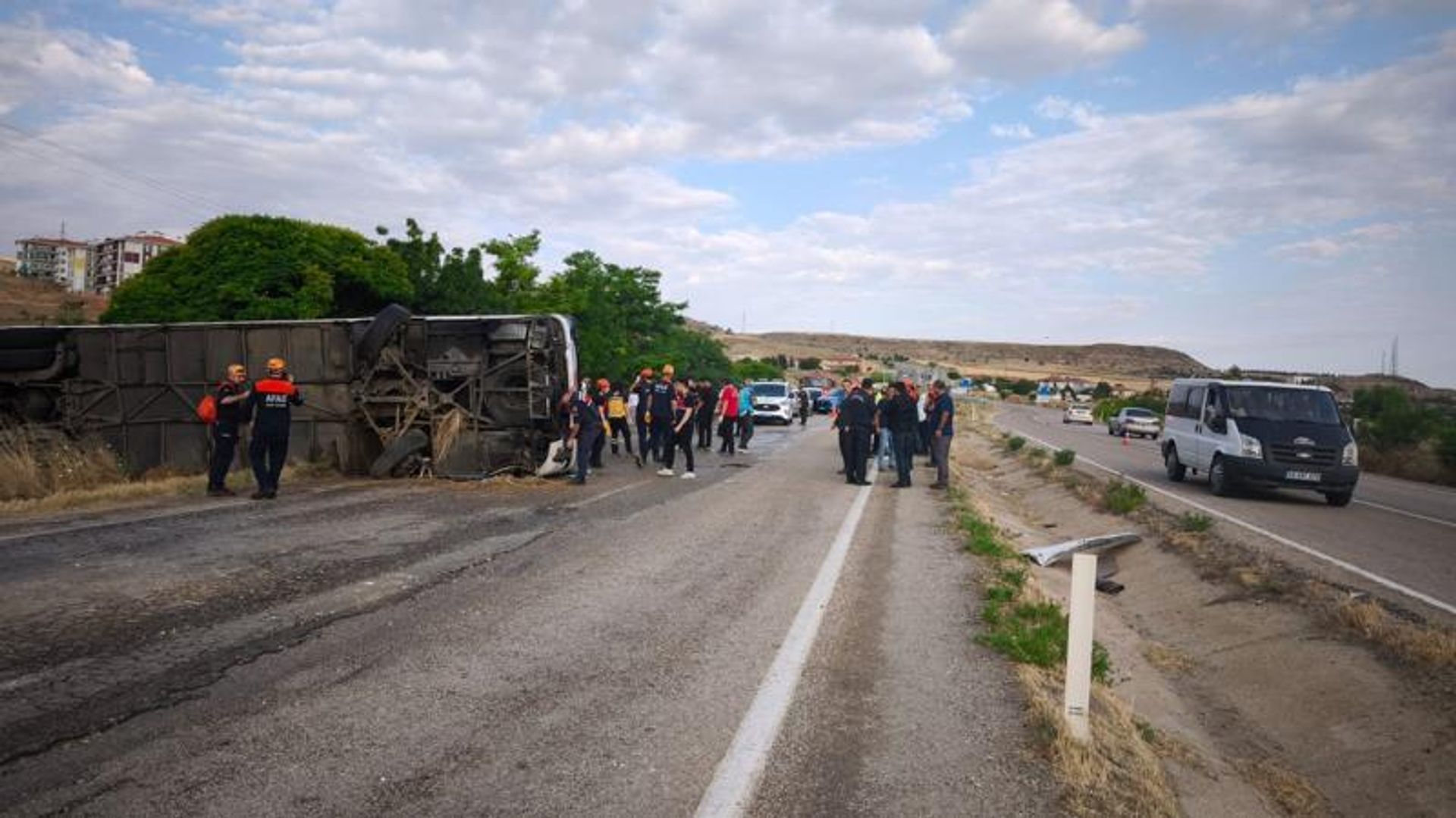 Yolcu otobüsü devrildi: 1 kişi hayatını kaybetti,  2'si ağır 40 yaralı