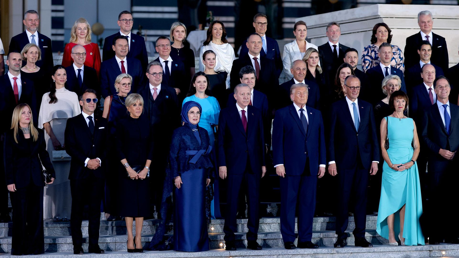 Erdoğan çifti, Beştepe'de NATO lider ve eşleriyle resepsiyon öncesi aile fotoğrafı çektirdi