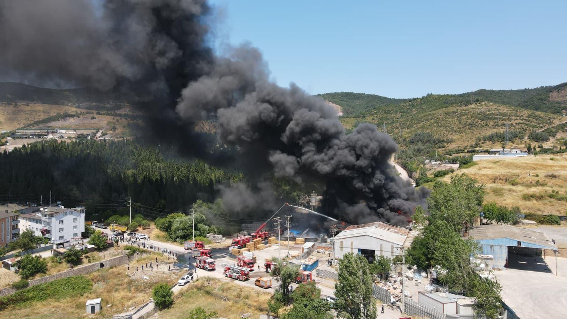 Boya fabrikasında yangın: 1 kişi hayatını kaybetti, yaralılar var