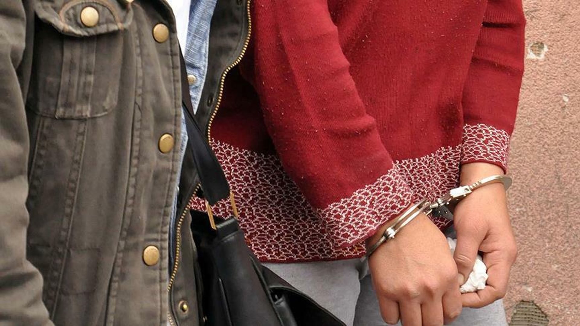 Plajda anne ve kızına hakaret ettiği iddia edilen kadın tutuklandı