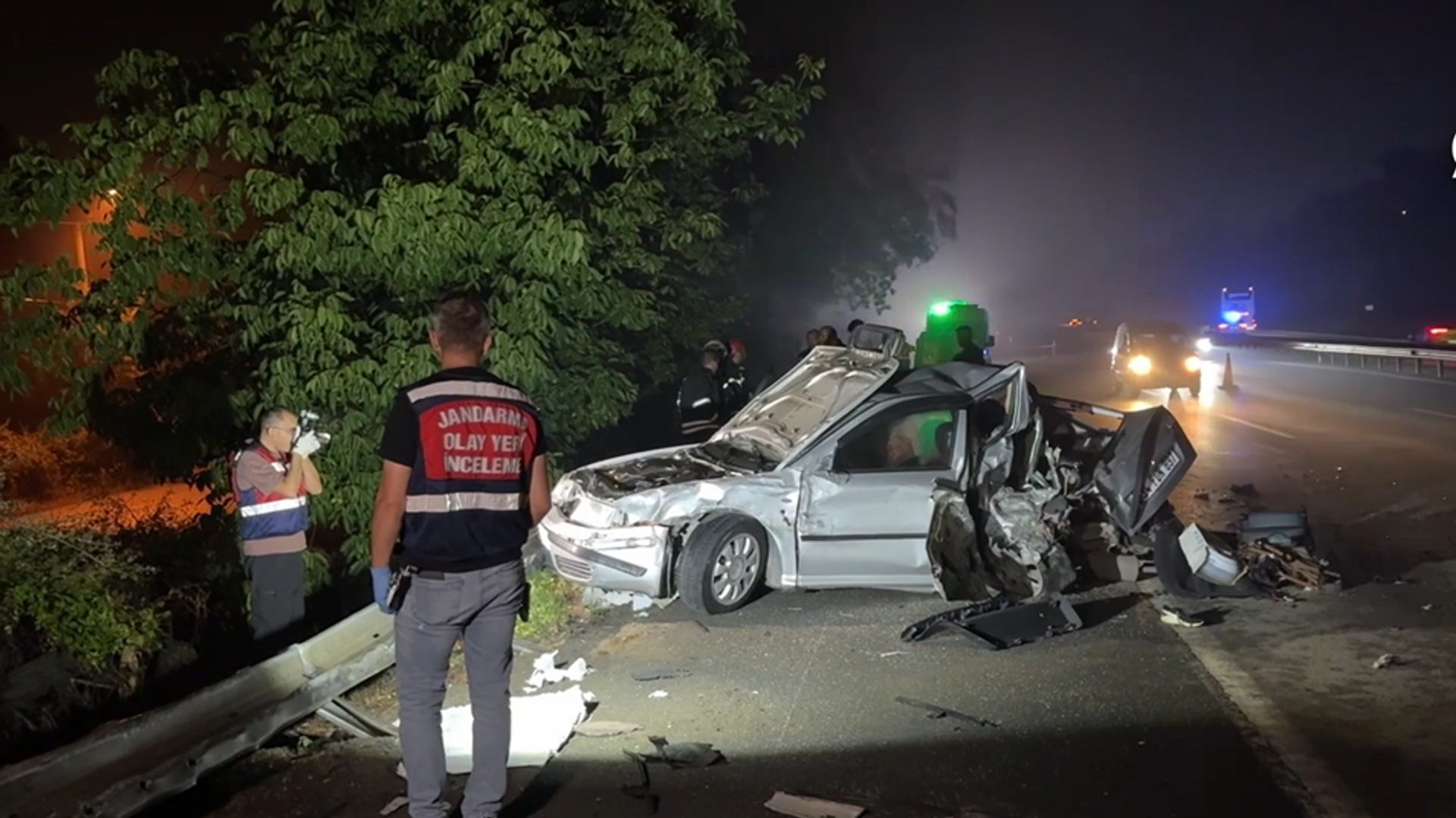 Anadolu Otoyolu'nda feci kaza: Önce bariyere sonra tabelaya çarptı, 5'i ağır 15 kişi yaralandı