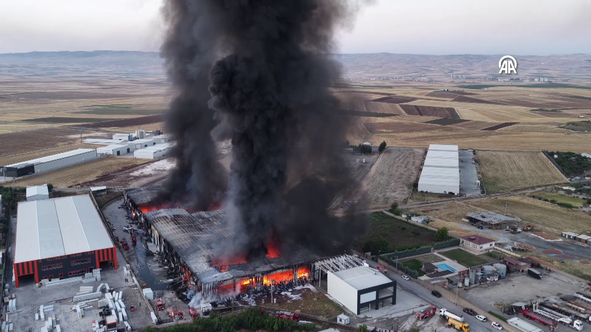 Batman'da marketlere ait depolardaki yangına müdahale ediliyor